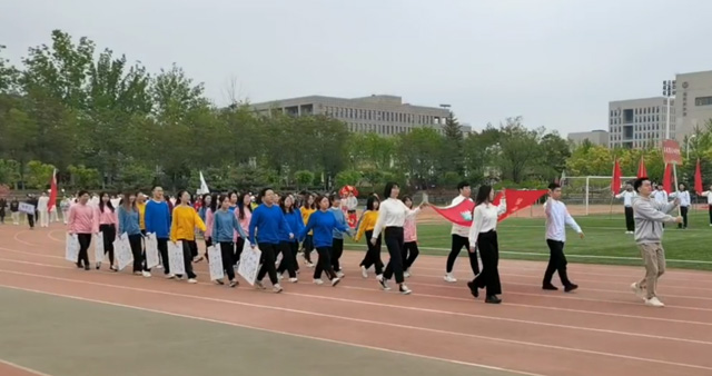 bb贝博艾弗森官方网站在第60届校运会拼搏奋进.jpg