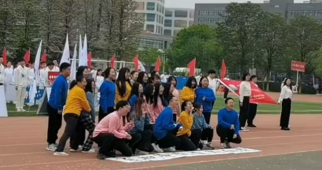 bb贝博艾弗森官方网站在第60届校运会拼搏奋进2.jpg